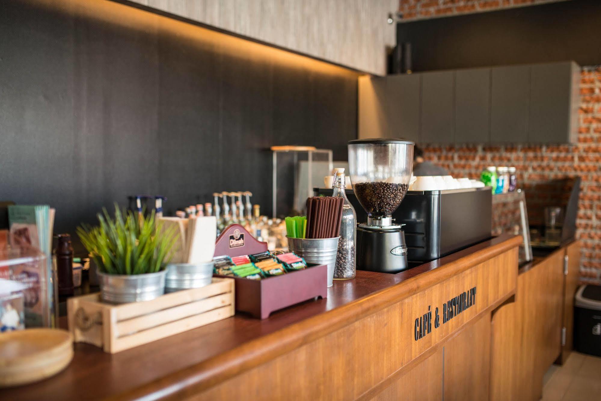 Hotel Pine Cafe'&Bed Phra Nakhon Si Ayutthaya Zewnętrze zdjęcie
